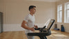 Homme courant sur tapis de course pliable